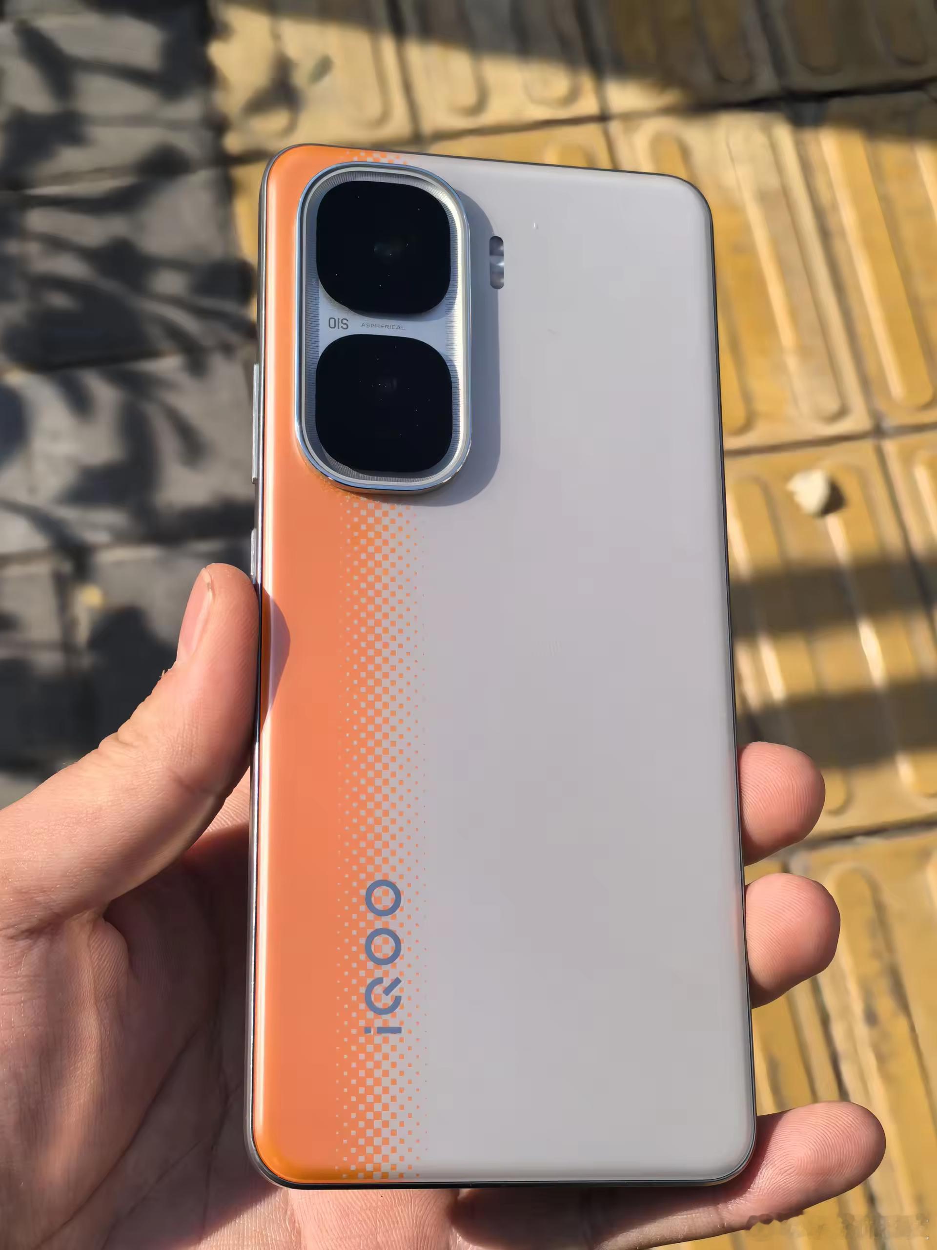 我手里这款是iQOO的Neo 10，整体算是同级别比较能打的一个，这月据悉iQO