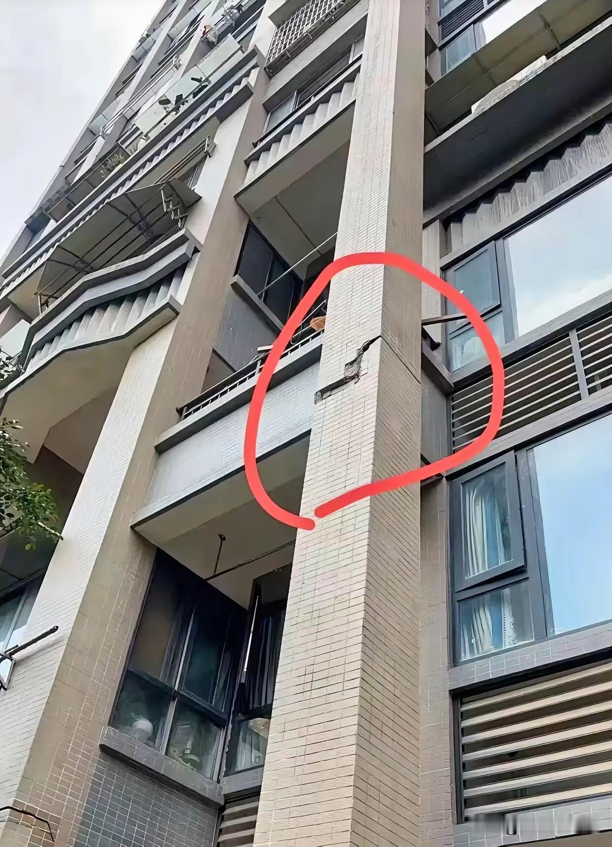 现在住在这里整天提心吊胆。这个已经入住近十年的小区，目前出现这种质量问题，应该找