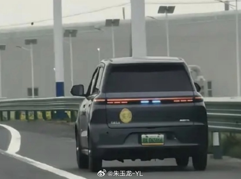 智驾小蓝灯短期内或将被禁智能辅助驾驶需要外显吗 大家意见大的是现在满大街都是 L