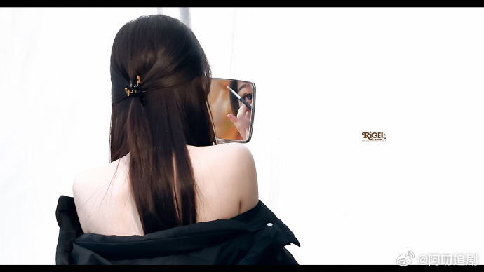 虞书欣双轨美拉德穿搭look  虞书欣双轨今日份路透来啦！美拉德色系穿搭+半扎发