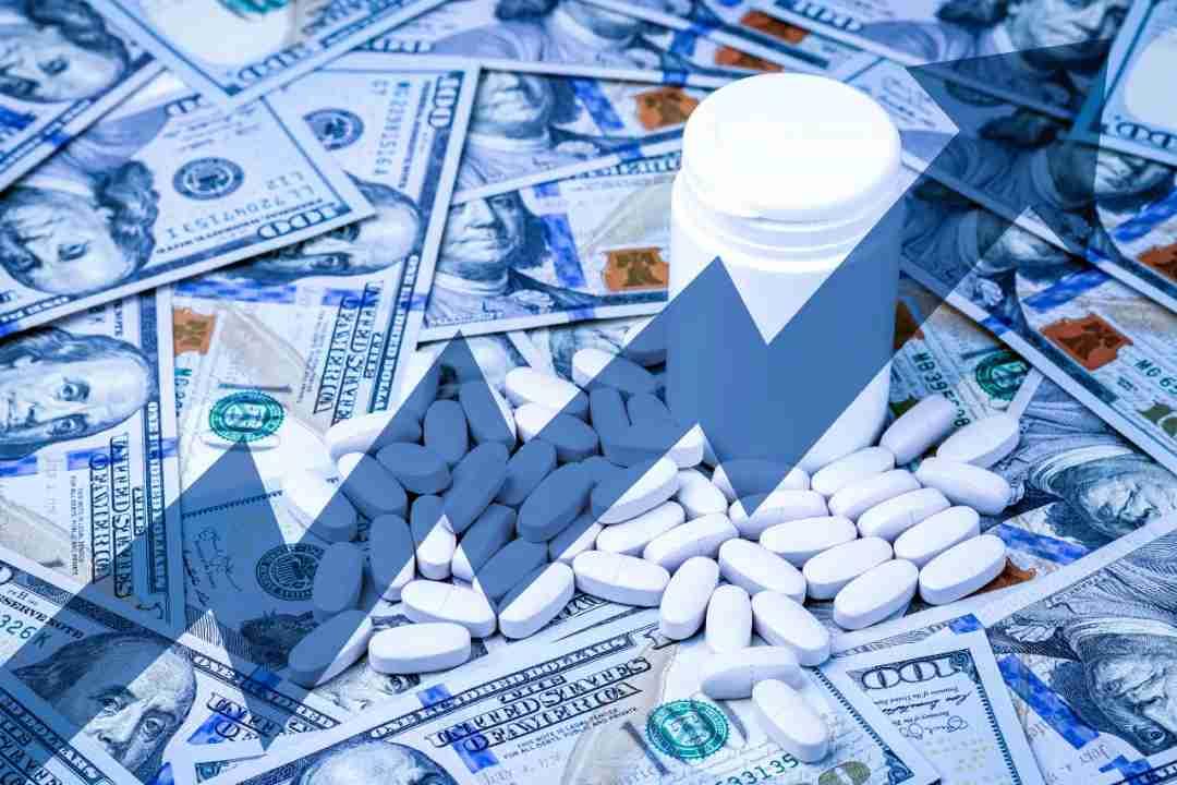 美国突然挥起关税大棒，直接砸向了“世界药房”的饭碗！
7月21日，特朗普在社交媒