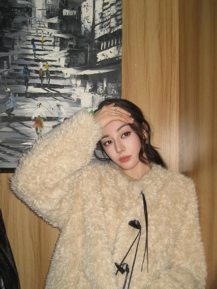 迪丽热巴毛茸茸外套look  迪丽热巴有在认真保暖  迪丽热巴穿着毛茸茸外套，像