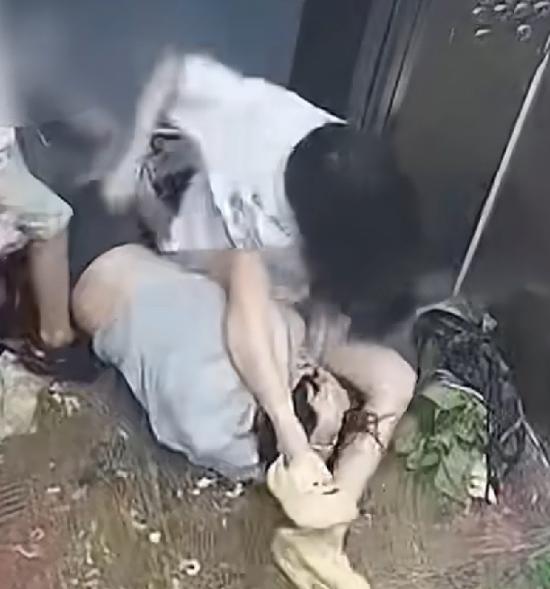看了男孩妈妈和女孩在电梯内打斗的视频，感觉五味杂陈。可以说，她在所有的选择当中，