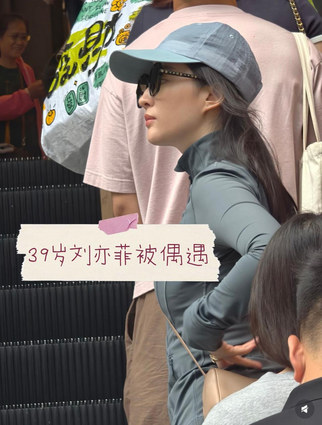 网友在广州偶遇刘亦菲，白皙的皮肤加上高挺的鼻梁，状态真好