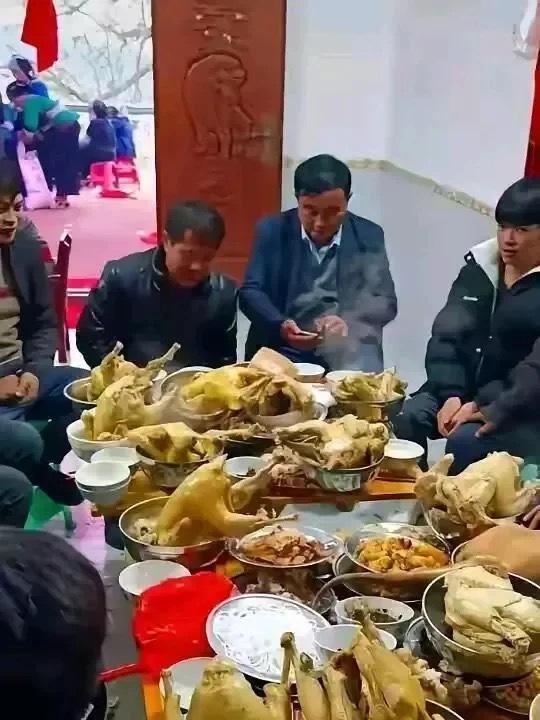 这是我见过最离谱的席了，但凡多上几个菜。