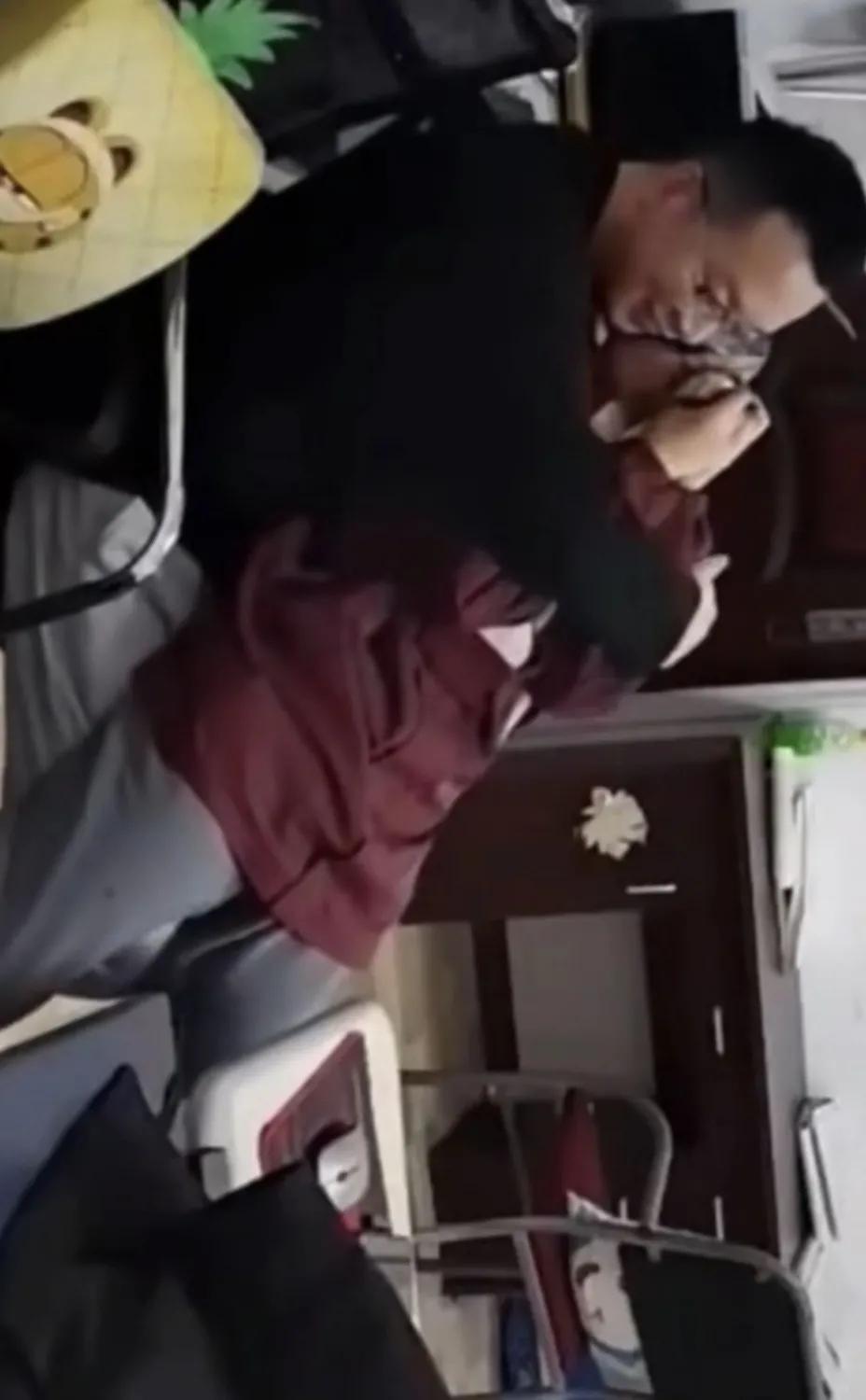 想不明白这个姑娘看上这个男人什么了，居然跟这个男人做这种卿卿我我的事情，而且这个