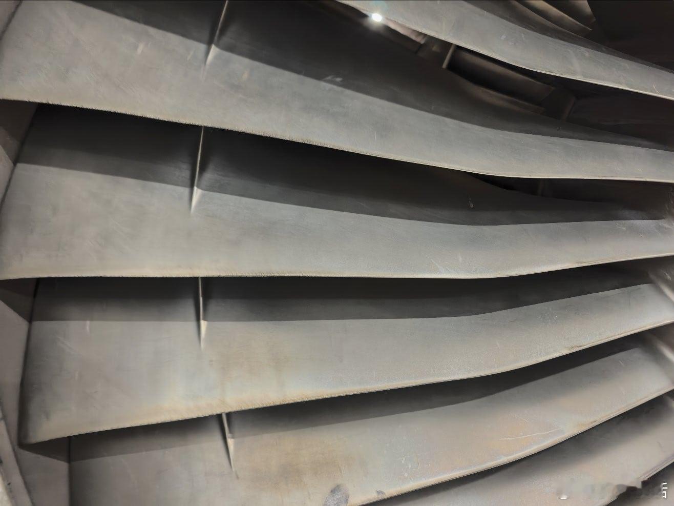 超音速的影响，在这枚叶片上完美呈现。同一枚叶片，叶尖处因为长期超音速，已经被激波