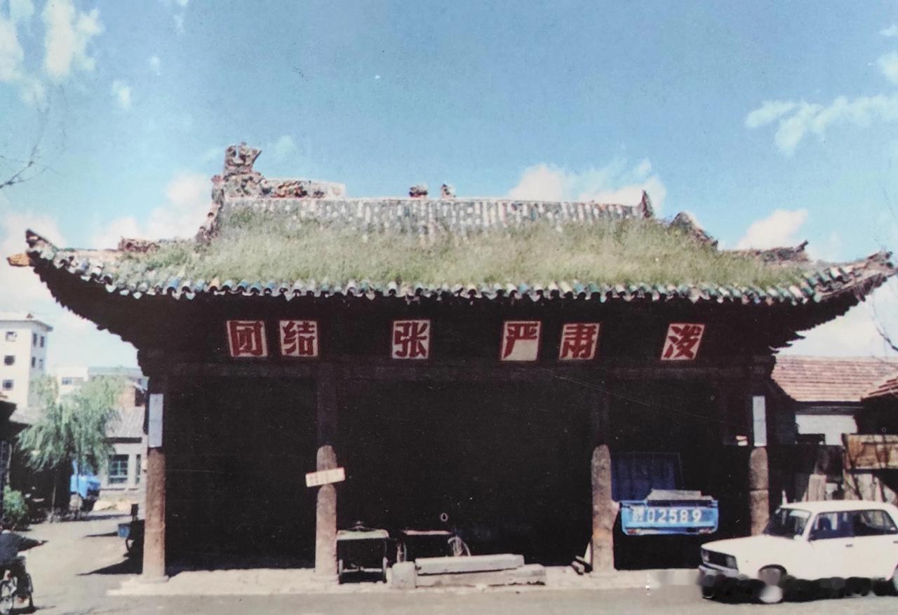 没有修复前的大同关帝庙大殿，此建筑为元代建筑，现在已经是国保单位