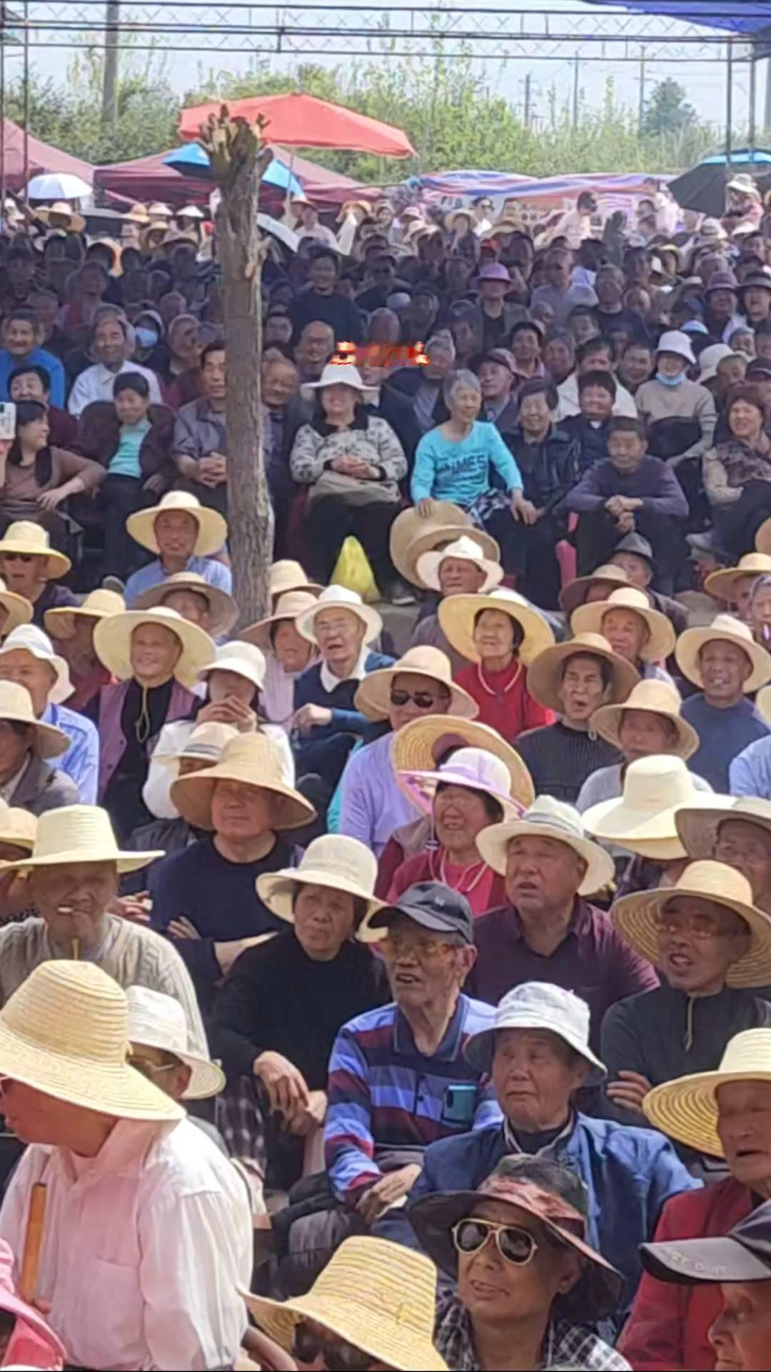 旧街段家湾戏场，人山人海热闹非凡。