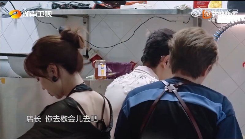 黄晓明[超话]黄晓明的脚粉碎性骨折打过六根钢钉光听着粉碎性骨折就觉得疼，他还能坚