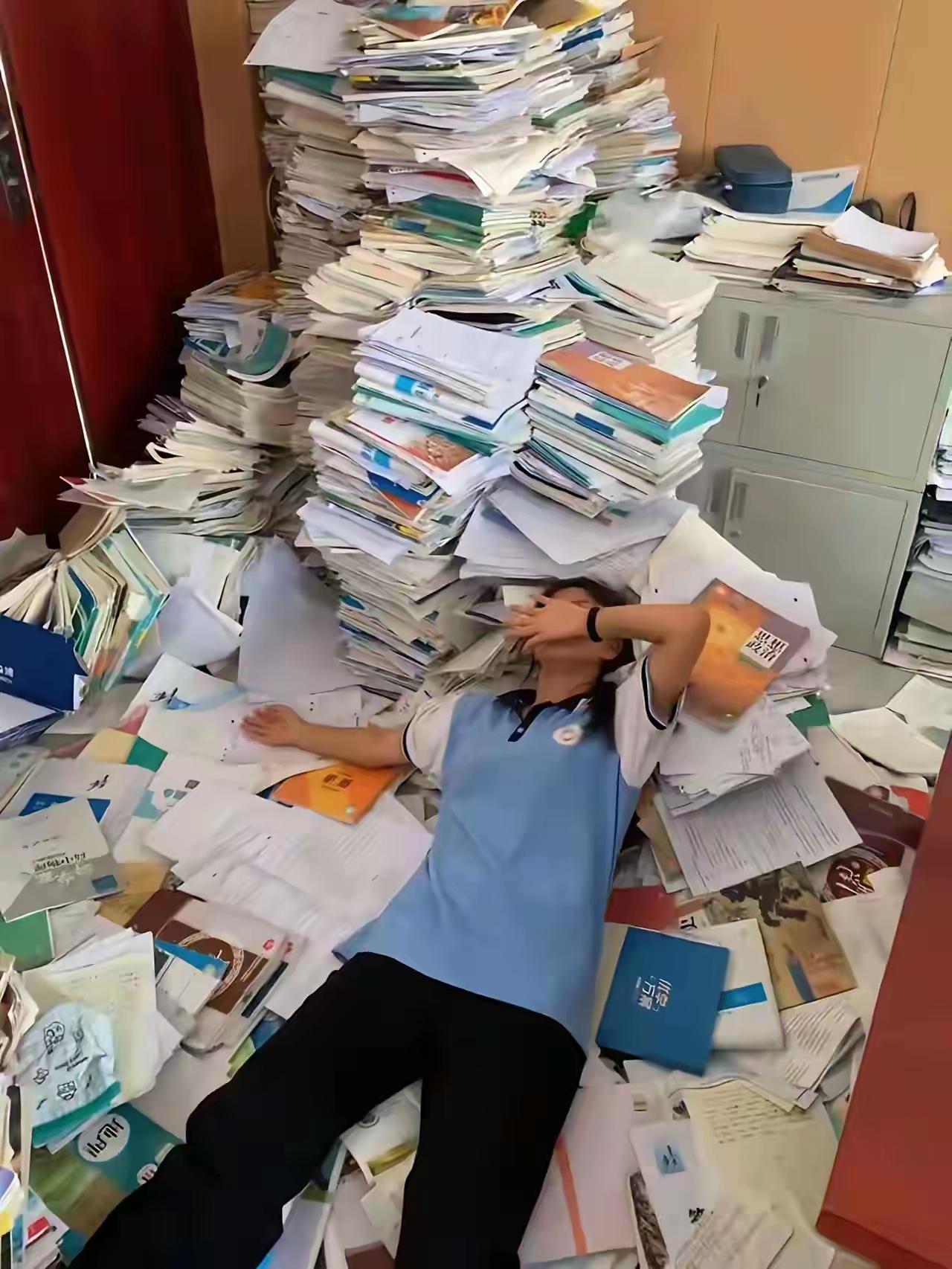 侄女从小就喜欢看书！这些年从小学开始所有的书都完整的保存下来，不舍得丢弃！如今高