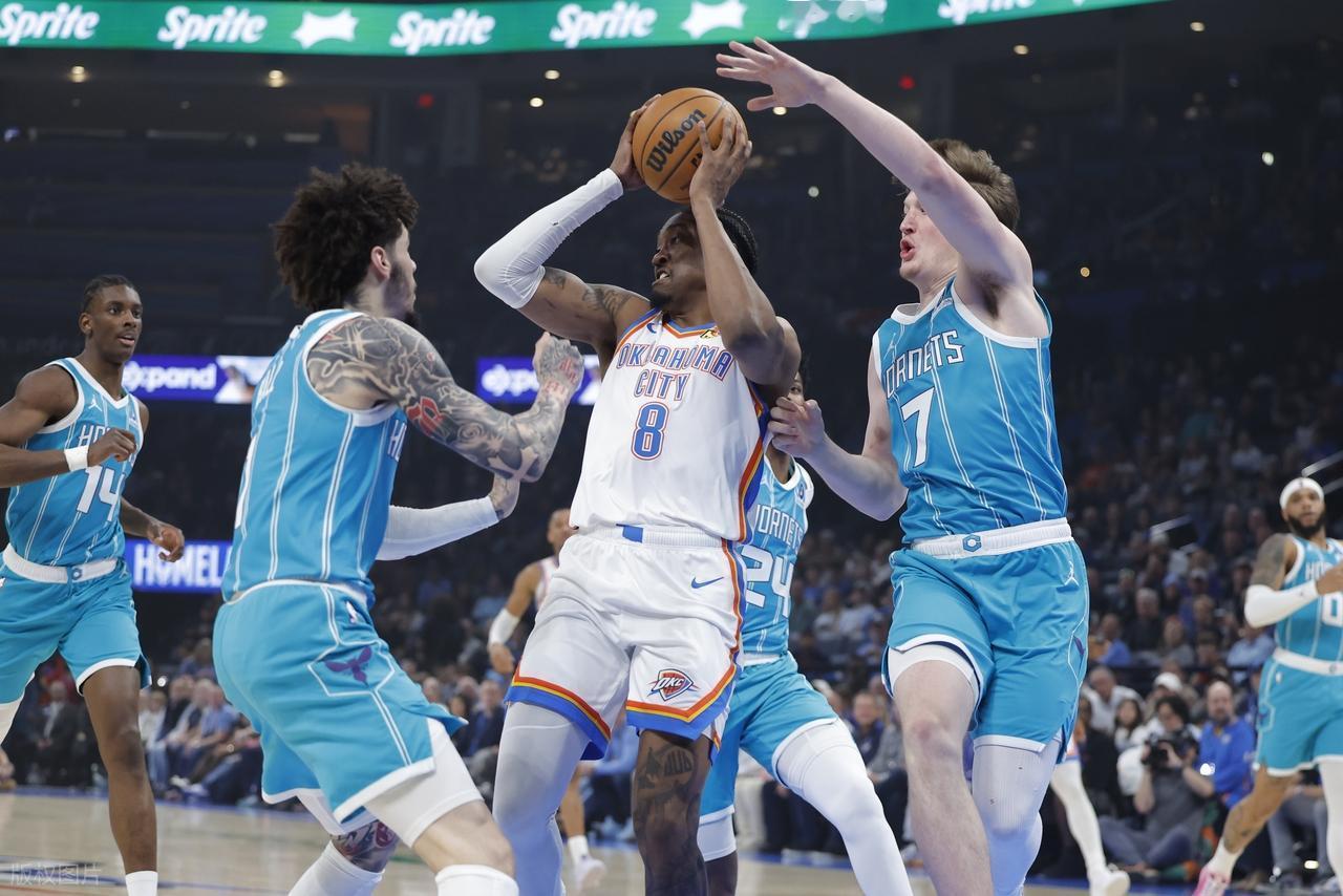 你敢信吗？半场黄蜂67-50领先雷霆17分！！！！！
黄蜂队4人得分上双：米勒1