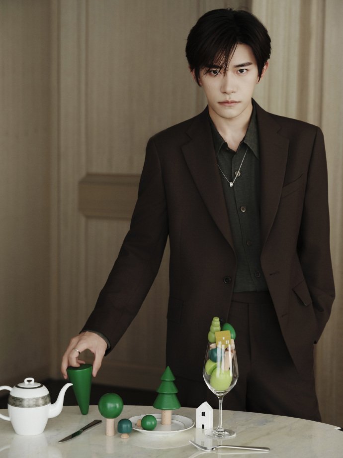 易烊千玺摩登绅士感易烊千玺西装look好带感易烊千玺绿色叠加西装易烊千玺出席深圳