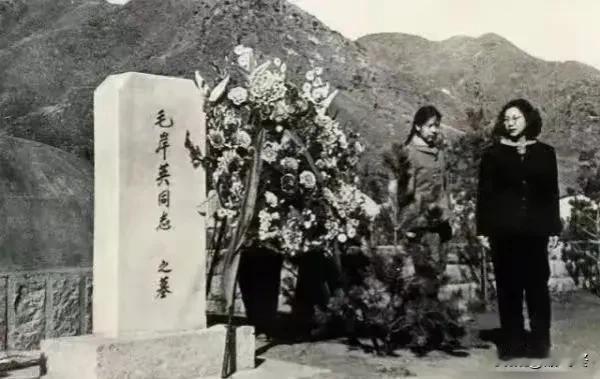 泪目！
1954年，邵华陪刘思齐去给毛岸英扫墓。
缅怀先烈，这才是我们该崇拜的英