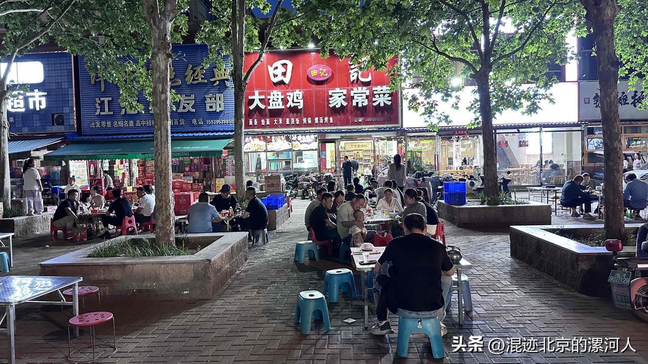 立夏，温度越来越高了。有人说夏天从吃路边夜市烧烤摊开始。今晚刚从夜市摊回来，吃串