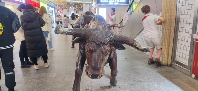 12306打击黄牛行为手段不少。以前，黄牛靠囤票高价倒卖，12306就推出了实名