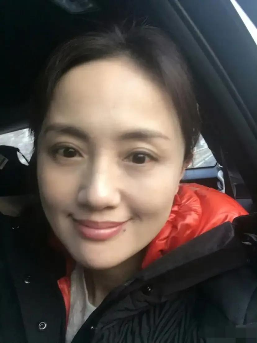 朱媛媛突然离去，很震惊，也很心痛。

瞧！她那双目含情，眼带桃花，额头饱满有光，