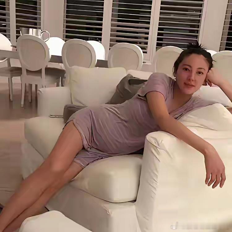 张雨绮这张大肚照和宝宝的满月照，也看不出什么呀！小宝宝差一点点大都能看出来吧！如