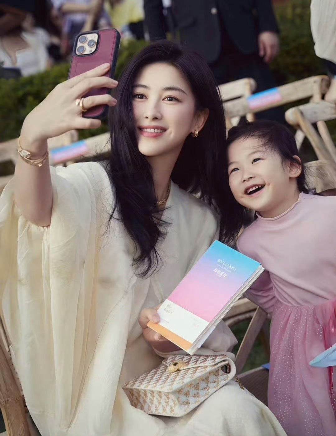 朱珠女儿王珠宝近照王珠宝目前五官更似父亲王昀佳，单眼皮特征明显，但仍继承了母亲朱