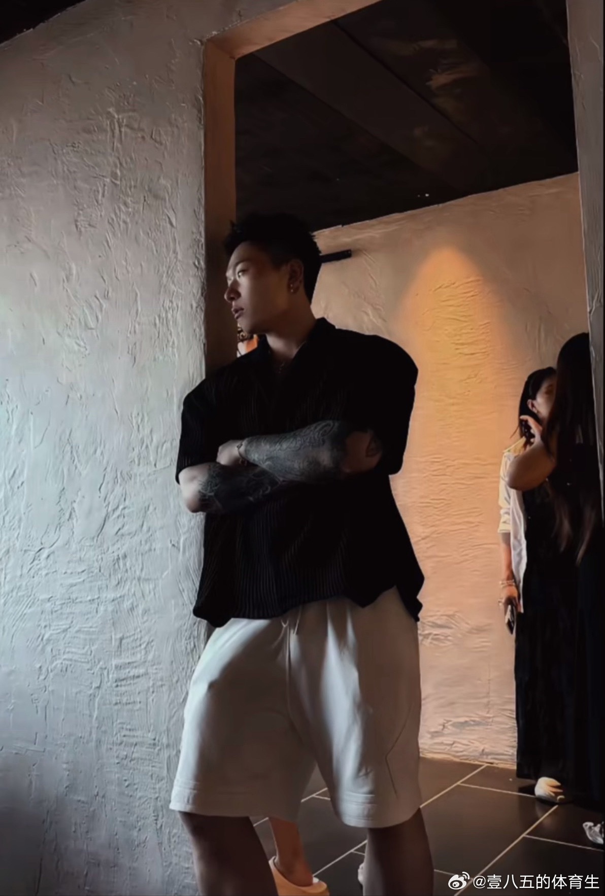 他怎么一脸忧伤