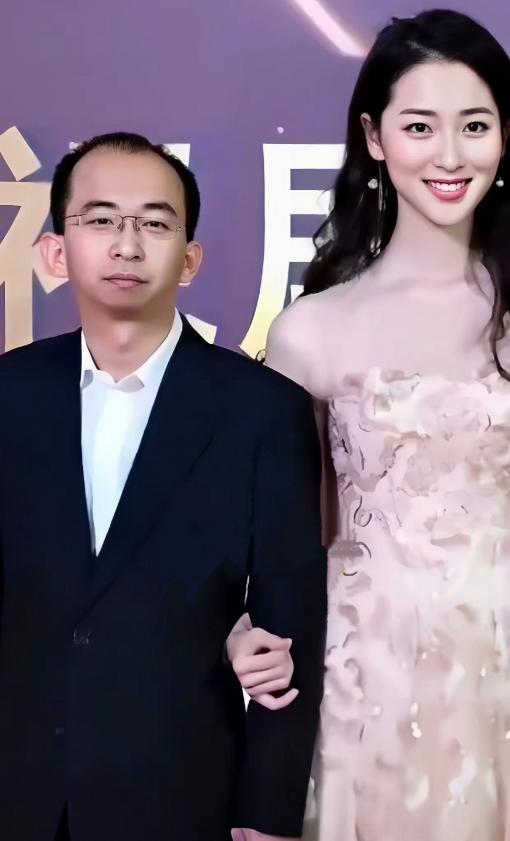 简直是一朵鲜花插在了牛粪上，2022年坐拥10亿身家的最丑男星巨兴茂，和大美女孟