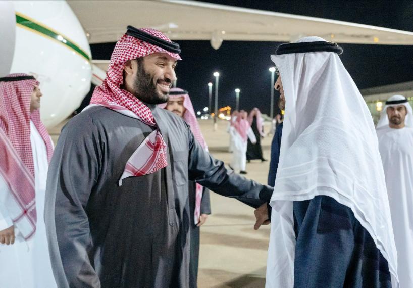 沙特和阿联酋这对兄弟算是撕破脸了，以前抱团搞地区事务、一起维护石油话语权，关系好