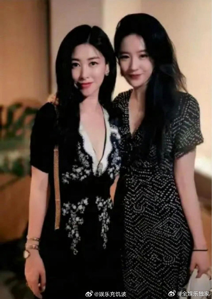 刘亦菲朱珠搂肩合照 一眼就被吸引，刘亦菲和朱珠同框甜度超标！刘亦菲172的身高在
