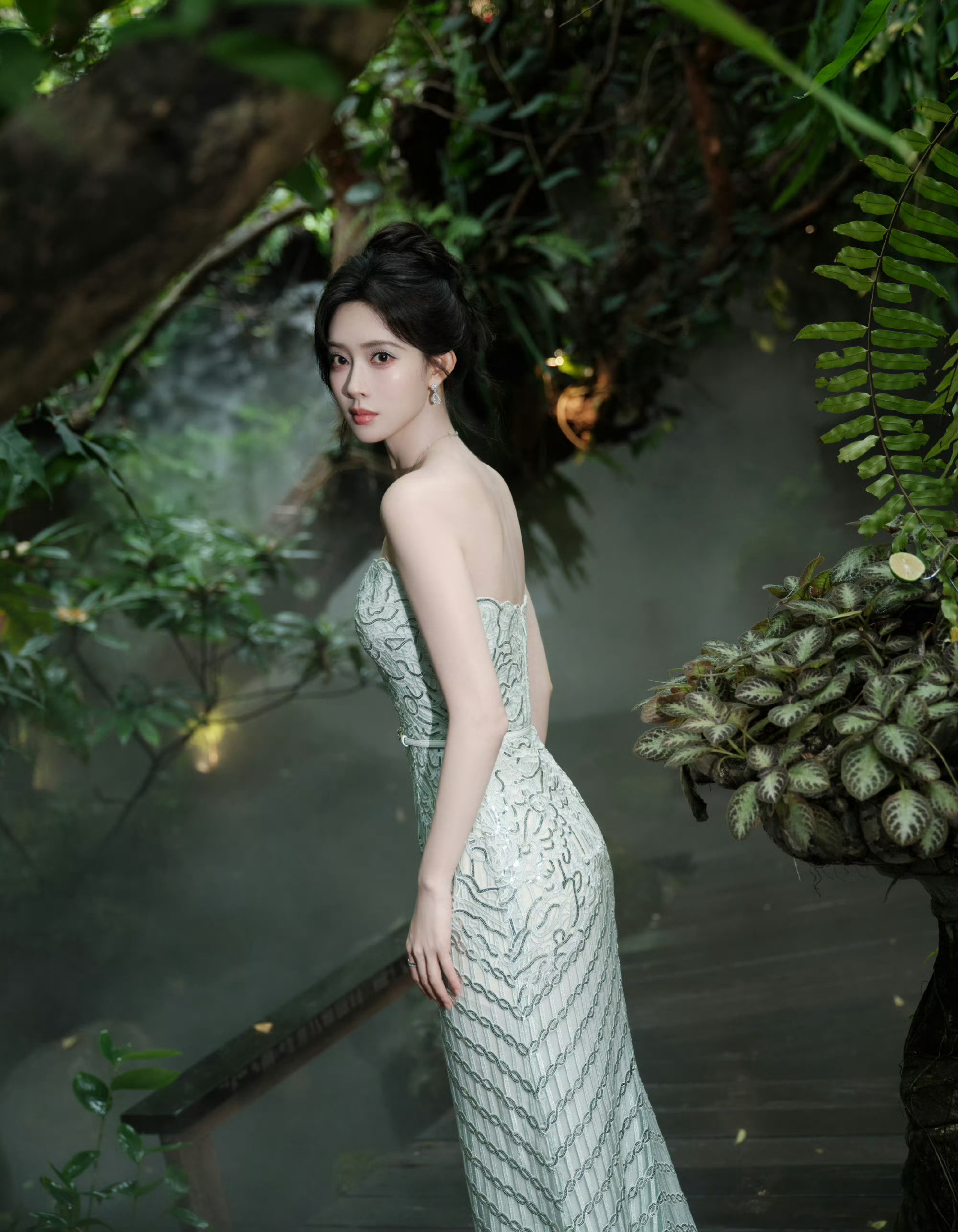 孟子义连背都是没美的，流畅舒展的肩背线条，精致的蝴蝶骨若隐若现，薄背紧致不干瘪，