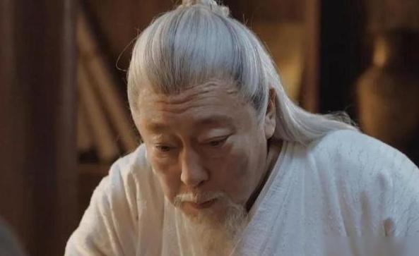 汉初，100岁的张苍斜卧榻上，无齿的嘴含着乳母的乳汁，身旁百余名妻妾环伺，却无一