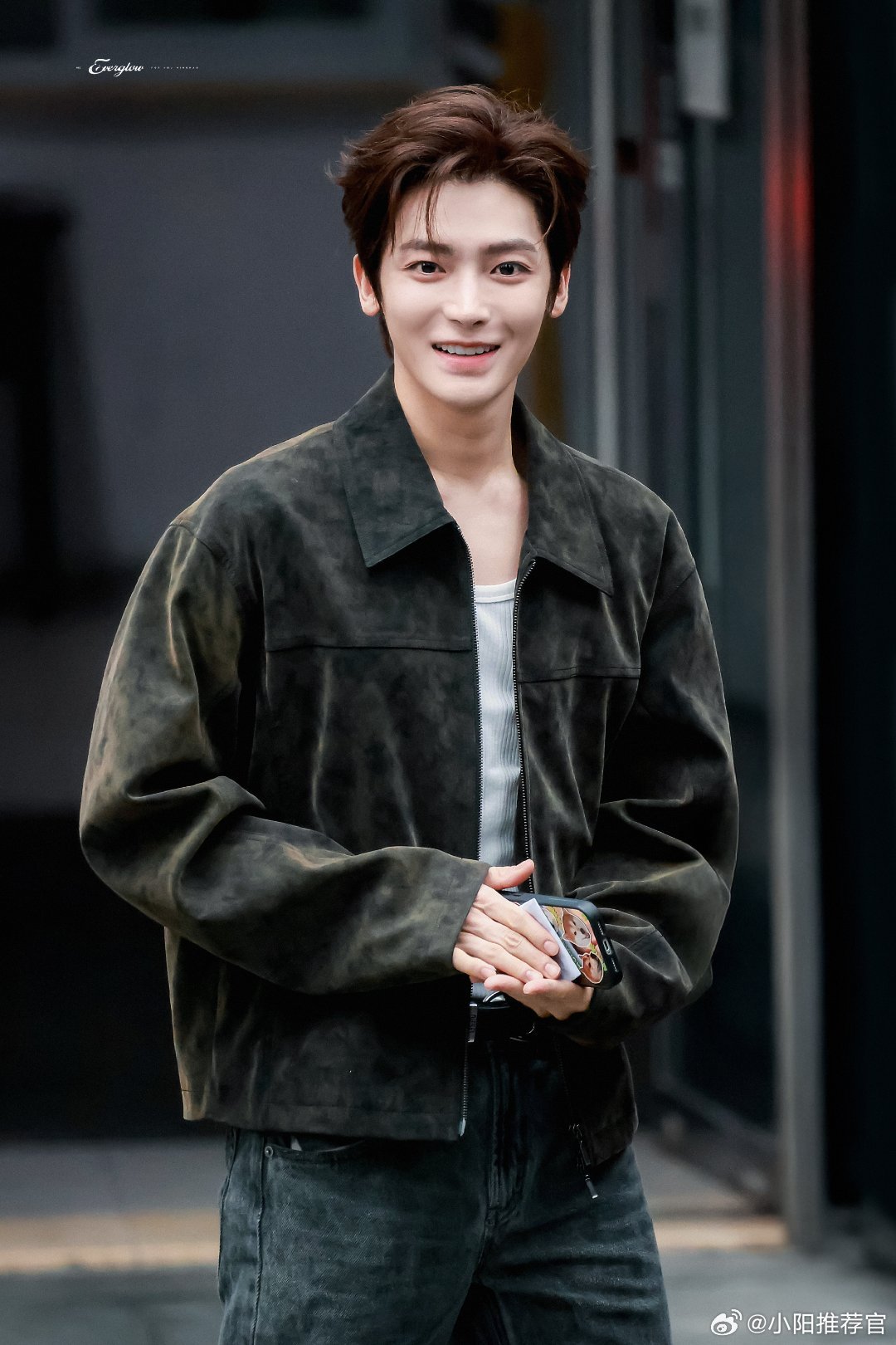 侯明昊 停车场粉丝誓师大会侯明昊在停车场给粉丝开誓师大会！拿个大喇叭就开始维护秩