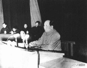 1957年3月18日晚，毛泽东在济南珍珠泉礼堂作报告。