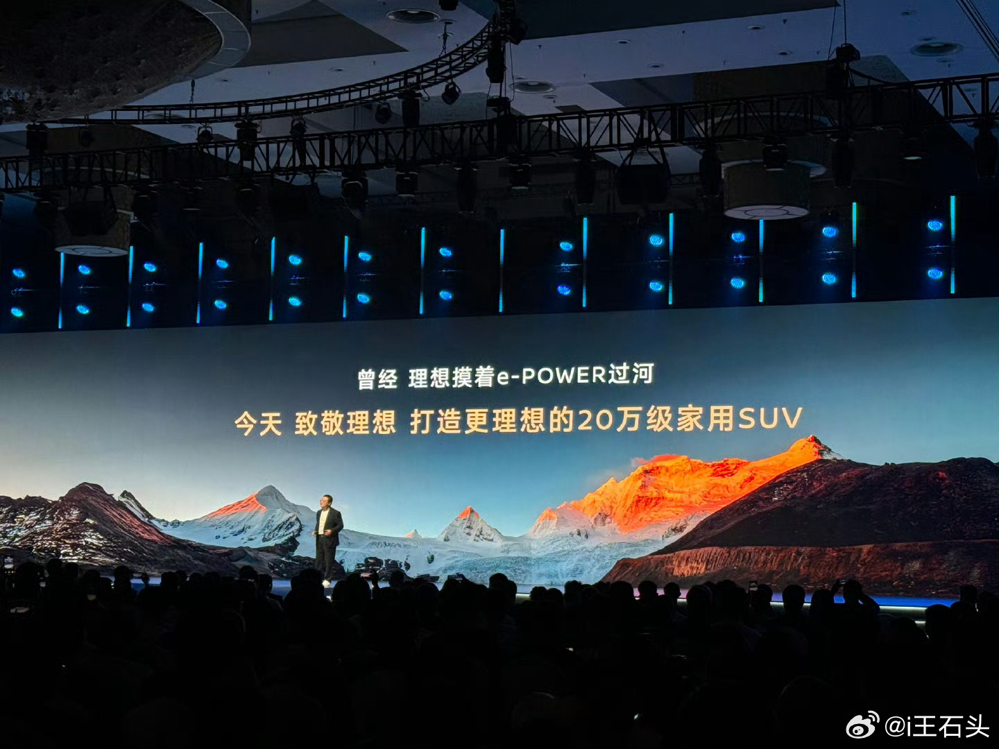 东风日产摸着理想过河 东风日产在发布会上致敬理想。现在的车企都开始致敬友商了，以