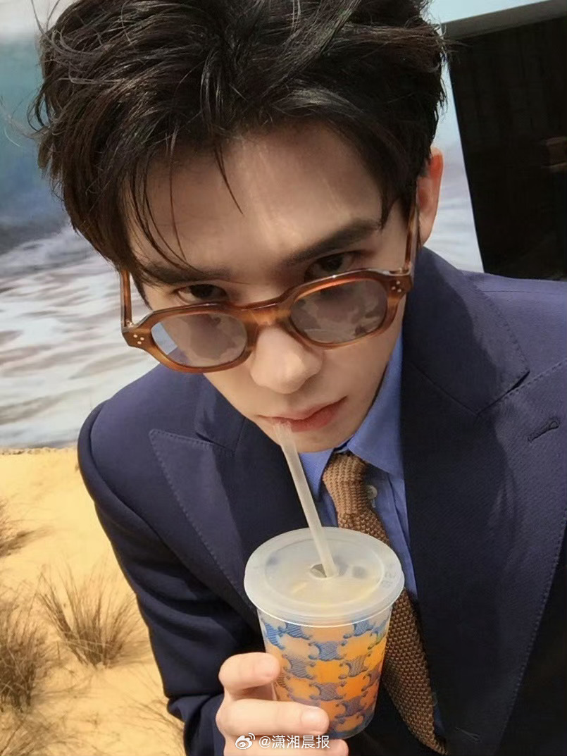 【#律师谈王安宇疑似被激光笔照射#，#王安宇疑被激光笔照射剧组需担责#】近日，王