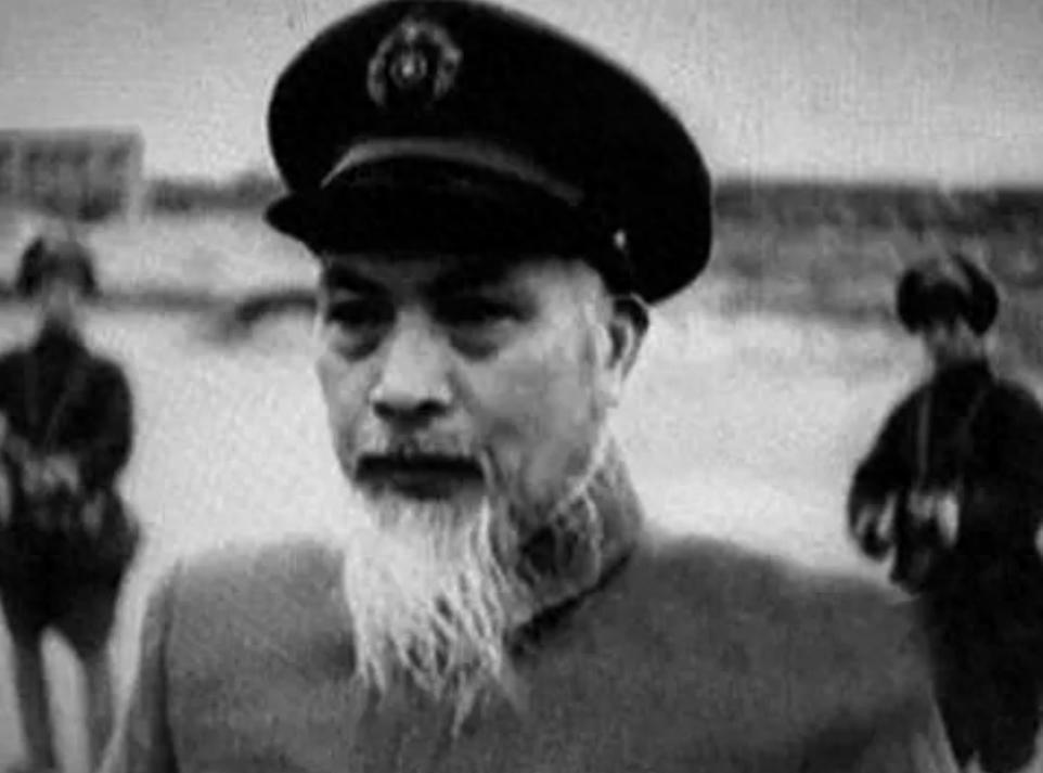 1976年范汉杰去世，数年后子女回国，将他的骨灰分别安葬在两个地方
1948年1