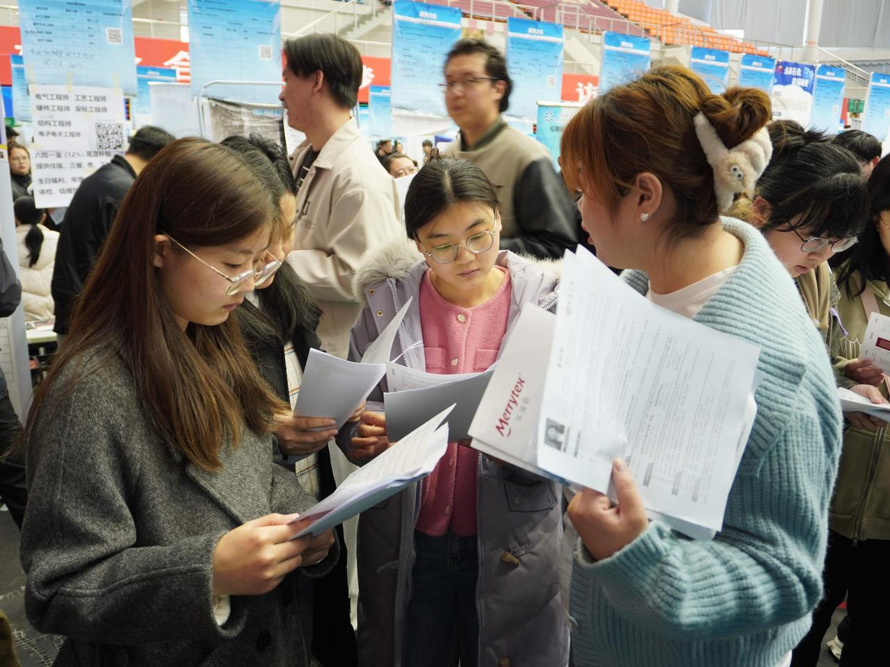 青岛应届生七千底薪双休不加班是幻想？真实数据揭秘毕业生求职陷阱，六成公司底薪加提