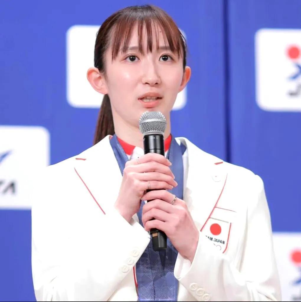 干得漂亮！孙颖莎和樊振东纷纷取关早田希娜，只因她在采访中透露想要参观神风特攻队资