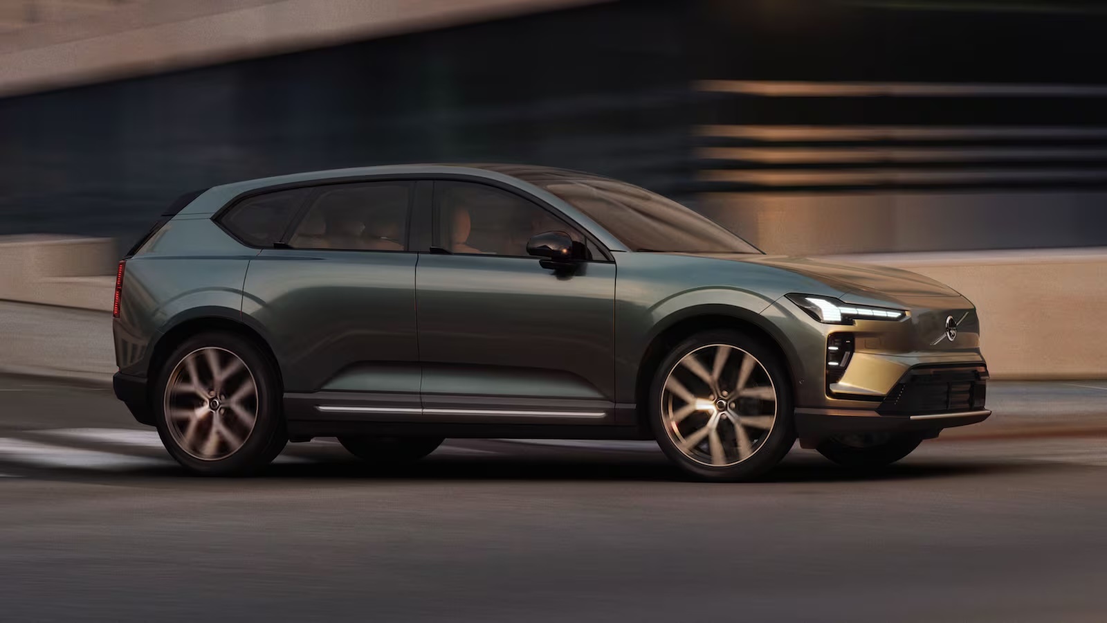 沃尔沃的电动EX60在欧洲爆款了。订单的等待交付时间长达8个月到17个月。厂家在