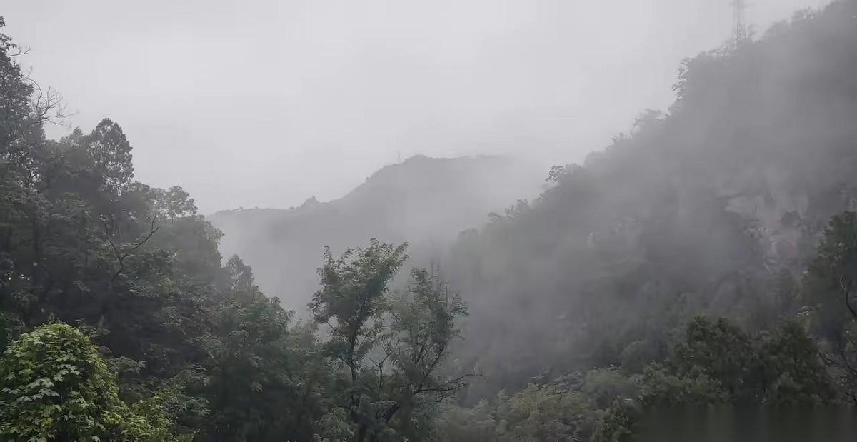 泪目！
6 名退休老师去贵州旅游，突遇大雨，在一农户家躲雨，主人家做了 9 菜 