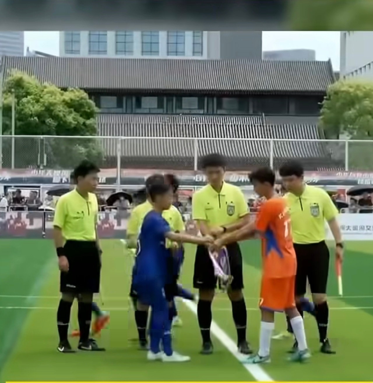 董路携足球小将归国首战告捷 这群平均年龄才12岁的孩子，从意大利捧回冠军奖杯，回