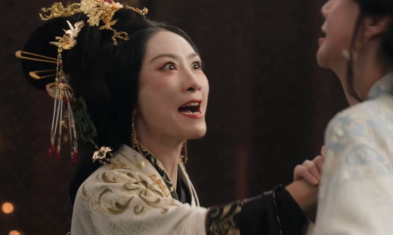 雀骨陶昕然郑雅文对峙压迫感好强雀骨 何元姬这场的眼泪不是流出来的是砸出来的！她每