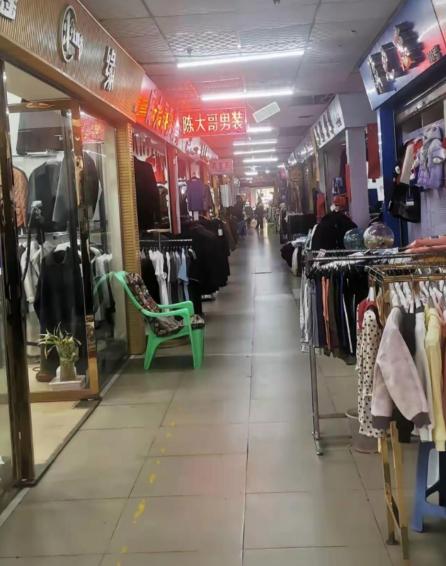 为什么唯独在我们中国，电商彻底干趴了实体店？
 
你说，同样一双鞋，网上卖300