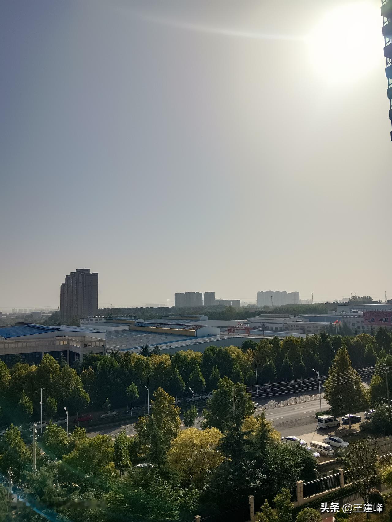 昨天跑车遇到一件事，心里挺不是滋味。
车辆行驶到冉屯东路站点，上来一位五十多岁的