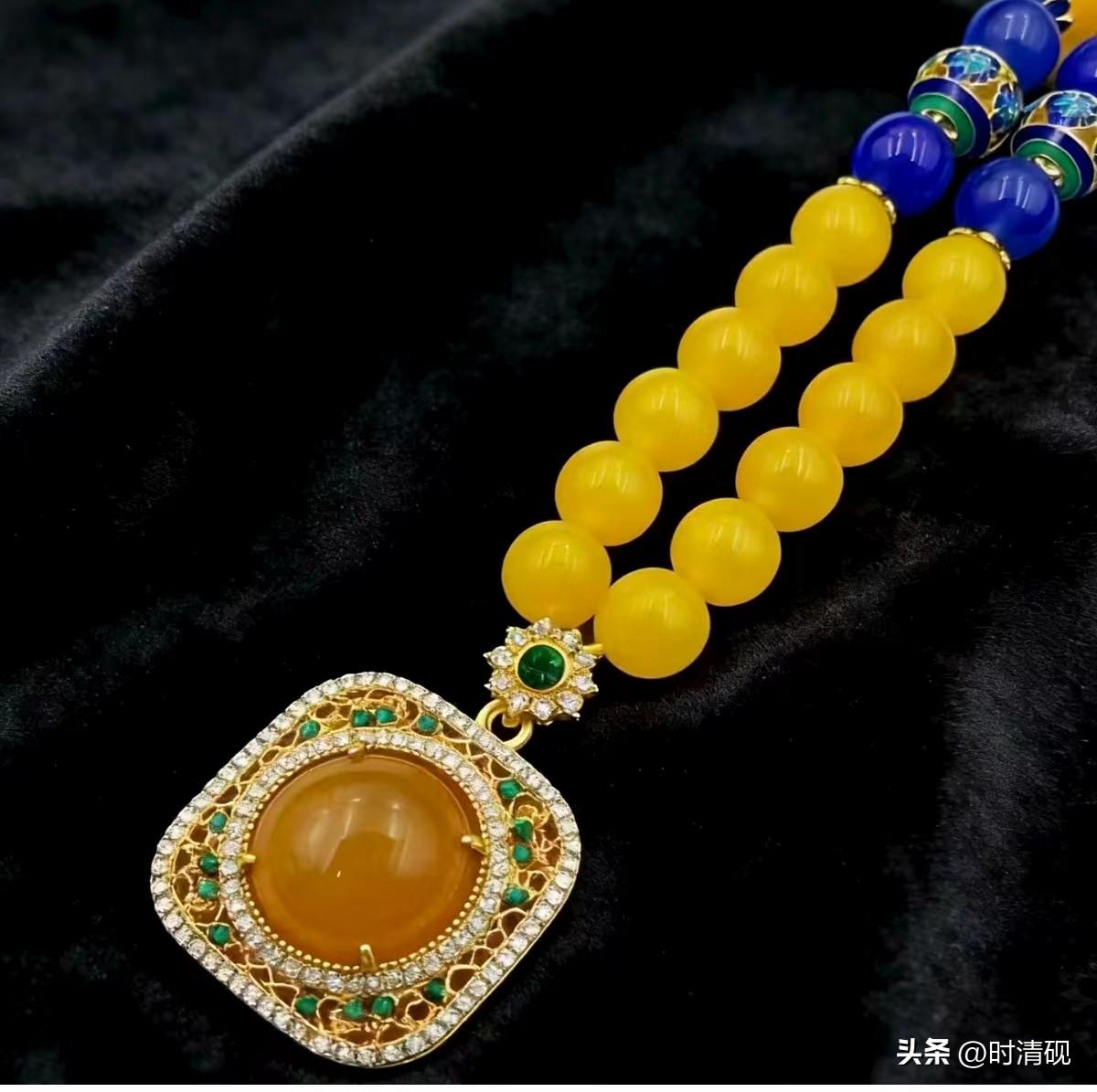 这一条黄玉花丝项链，第一眼就被它的贵气拿捏住。温润饱满的黄玉主珠，搭配宝蓝色配珠