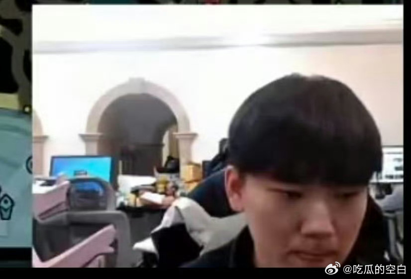 JackeyLove世界赛造型以电竞队服、西装和休闲装为主，有赛场背影、化妆间花