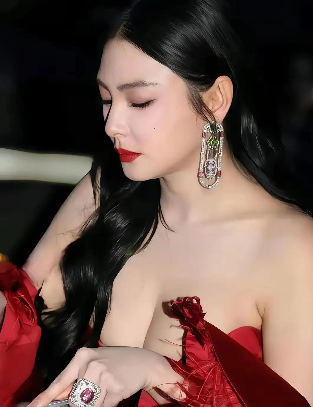 张雨绮这颜值杀伤力！丰满不臃肿+满眼柔情，王全安当年咋想的？
 
谁看了不说张雨