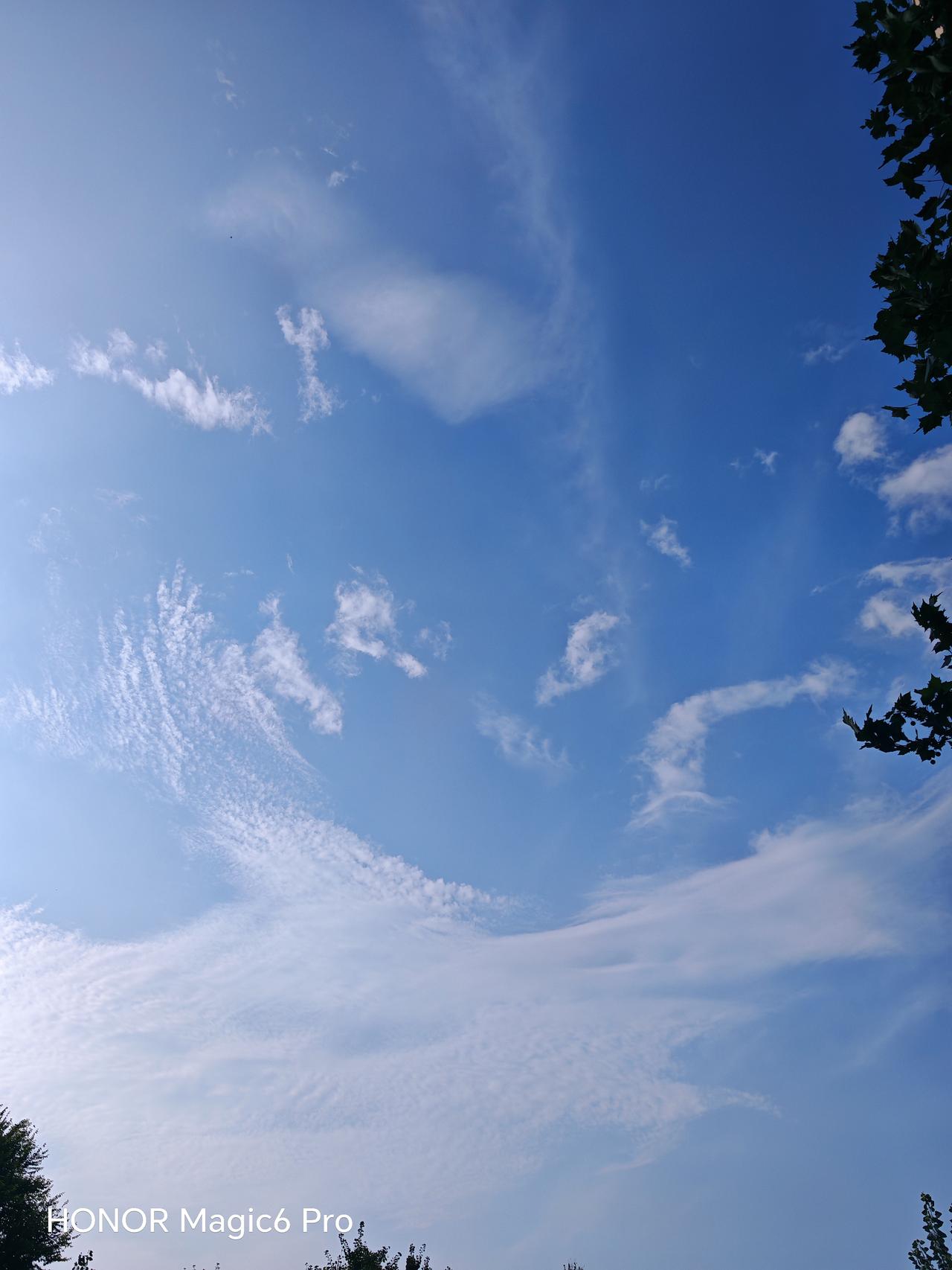天空的云彩，像一朵朵小精灵。北京通州天空之城打卡蓝天白云