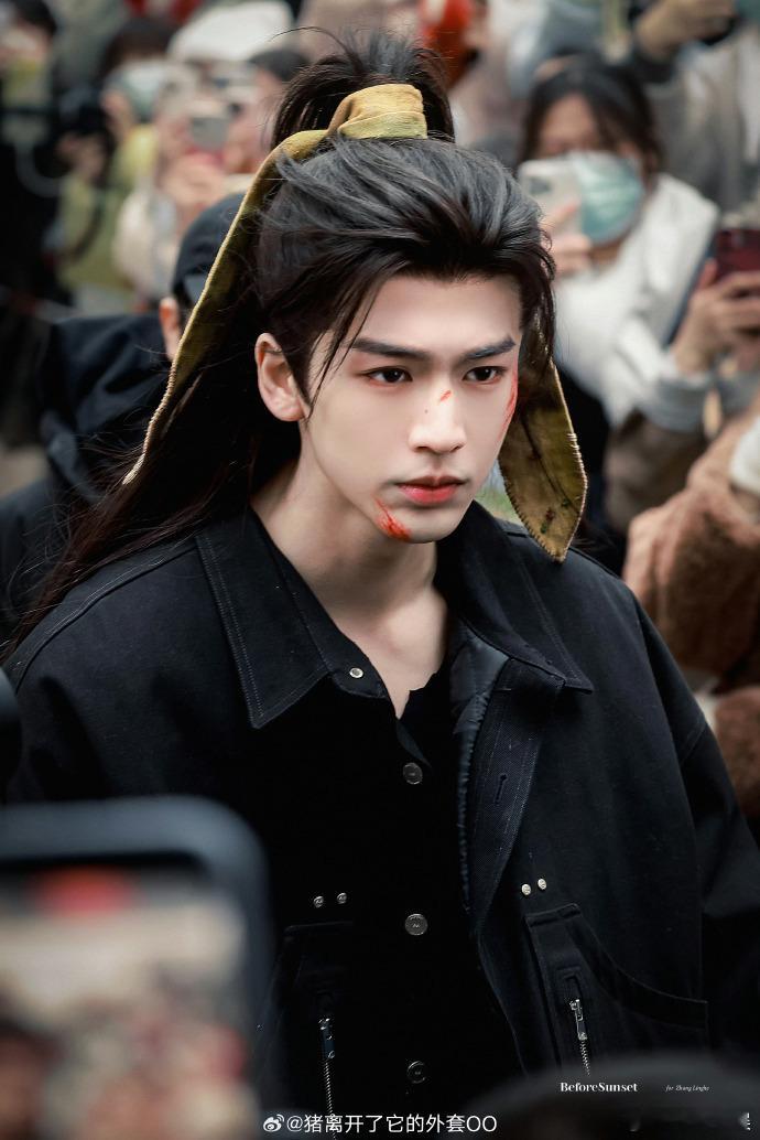 张凌赫逐玉谢征战损妆路透  张凌赫逐玉谢征战损妆 瞧，张凌赫用谢征战损妆路透征服