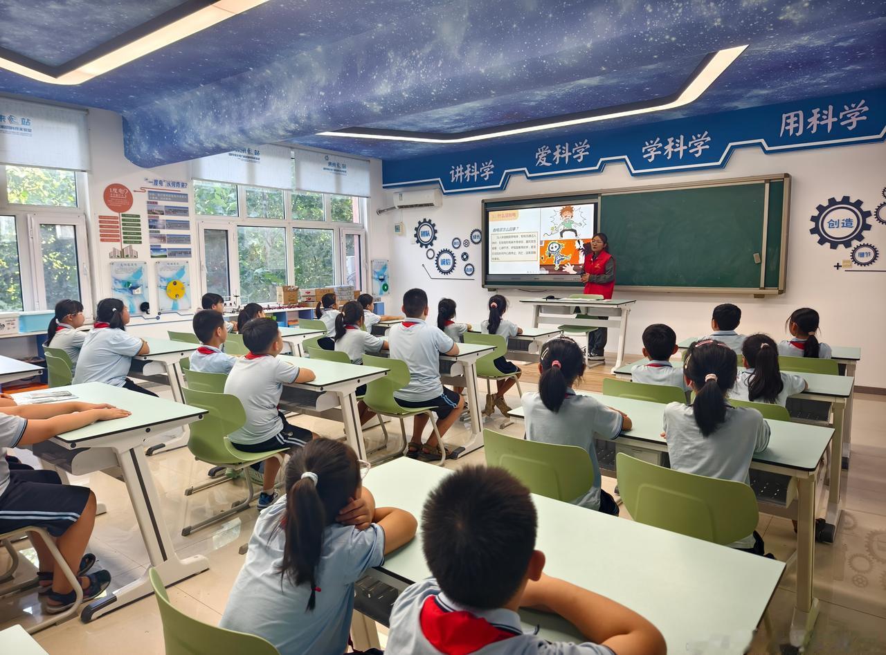 9月1日，国网饶阳县供电公司青年志愿者到饶阳县实验小学“未来E站”校园科技实验室