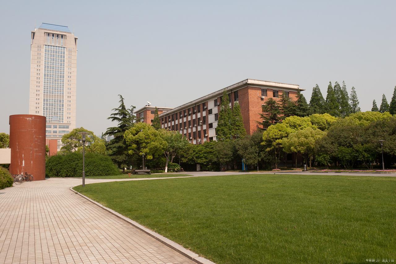 新疆第二医学院坐落于新疆克拉玛依市，是一所以医学类为主，理学、管理学、工学等多学