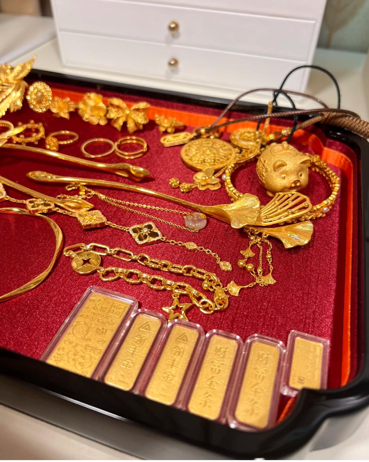 金价大跌，商家称不如上涨时卖得好，消费者追涨不追跌太无奈！

所以说黄金大部分都